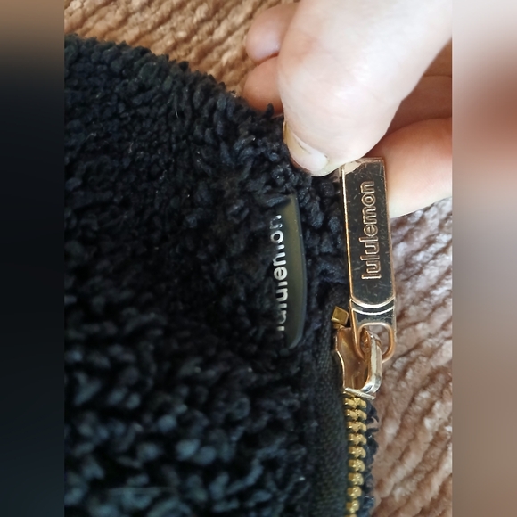 Lululemon Black Fleece Gold Festival Concert Crossbody Fanny Pack Bag Purse GUC - Picture 10 of 14